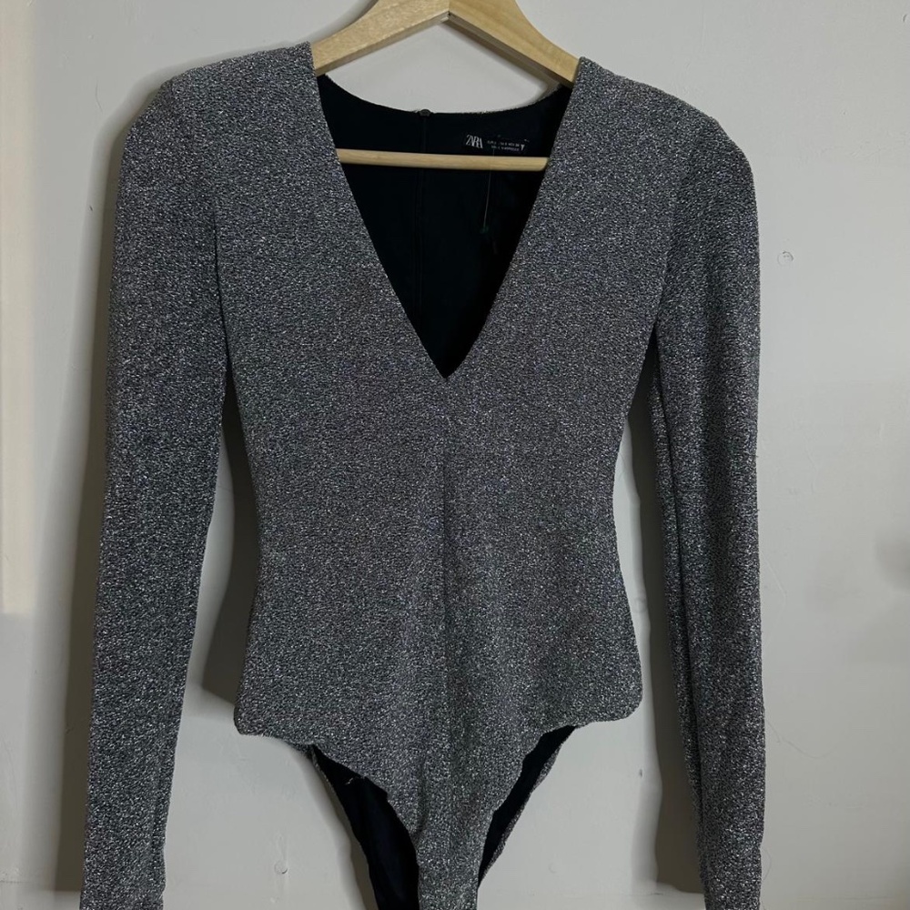 Sexy V-neck bodysuit for women, slim bodysuit with shoulder pads and zipper on t
